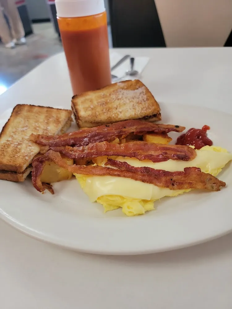 2 Eggs w Cheese Bacon & Haahbrowns